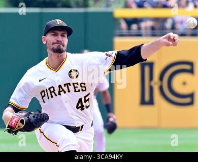 Pittsburgh, États-Unis. 06 août 2025. Andrew Heaney (45), lanceur des Pirates de Pittsburgh, débute contre les Giants de San Francisco au PNC Park le mercredi 6 août 2025 à Pittsburgh. Photo par Archie Carpenter/UPI crédit : UPI/Alamy Live News Banque D'Images