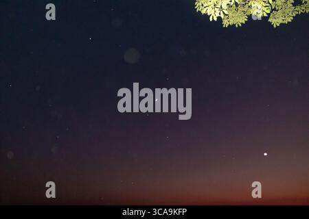 Ciel nocturne au-dessus de Rangamati avec étoiles et silhouettes Banque D'Images