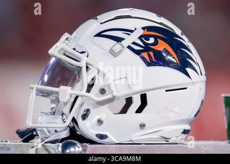 2 septembre 2023 : un casque UTSA Roadrunners est assis sur la touche lors d'un match entre les UTSA Roadrunners et les Houston Cougars à Houston, Texas. ..Trask Smith/CSM (crédit image : © Trask Smith/CSM via ZUMA Press Wire) Banque D'Images