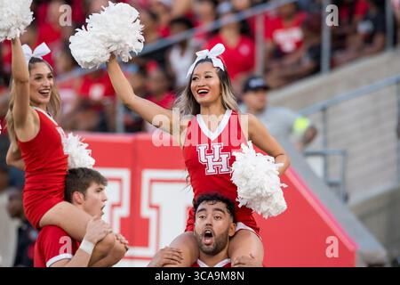 2 septembre 2023 : les Cheerleaders des Cougars de Houston jouent lors d'un match entre les Roadrunners de l'UTSA et les Cougars de Houston à Houston, Texas. ..Trask Smith/CSM (crédit image : © Trask Smith/CSM via ZUMA Press Wire) Banque D'Images