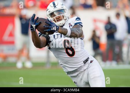 2 septembre 2023 : Jamal Ligon (8 ans), linebacker des Roadrunners de l'UTSA, tente de faire une interception lors d'un match entre les Roadrunners de l'UTSA et les Cougars de Houston à Houston, Texas. ..Trask Smith/CSM (crédit image : © Trask Smith/CSM via ZUMA Press Wire) Banque D'Images