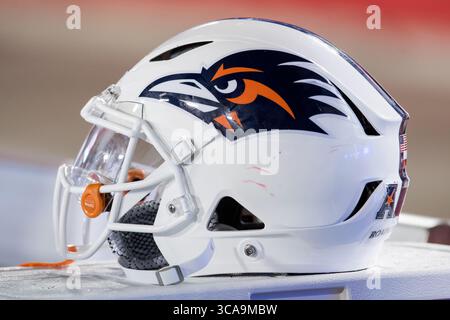 2 septembre 2023 : un casque UTSA Roadrunners est assis sur la touche lors d'un match entre les UTSA Roadrunners et les Houston Cougars à Houston, Texas. ..Trask Smith/CSM (crédit image : © Trask Smith/CSM via ZUMA Press Wire) Banque D'Images