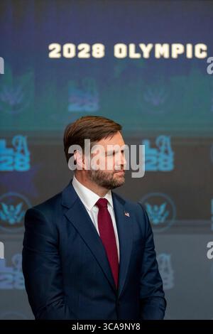 Washington, États-Unis d'Amérique. 05 août 2025. Washington, États-Unis d'Amérique. 05 août 2025. Le vice-président des États-Unis JD Vance regarde le président Donald Trump, à droite, prononcer des remarques avant la signature d'un décret créant un groupe de travail pour les Jeux olympiques de Los Angeles 2028 depuis l'Auditorium South court de l'Eisenhower Executive Office Building de la Maison Blanche, le 5 août 2025 à Washington, DC crédit : Emily Higgins/White House photo/Alamy Live News Banque D'Images