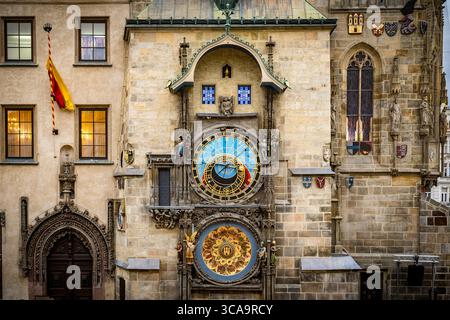 Horloge astronomique de Prague sur le vieil hôtel de ville sur la place historique de la vieille ville, vue détaillée du chef-d'œuvre médiéval d'Orloj Banque D'Images