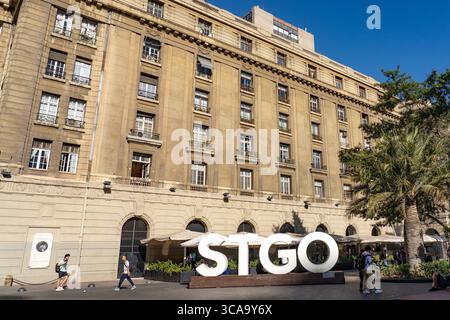 2 mars 2023, Santiago, région métropolitaine de Santiago, Chili : le panneau Santiago sur la Plaza de Armas de San Fernando devant le Portal Fernandez Concha, Santiago, Chili. (Crédit image : © Jon G. Fuller / Vwpics/VW pics via ZUMA Press Wire) Banque D'Images