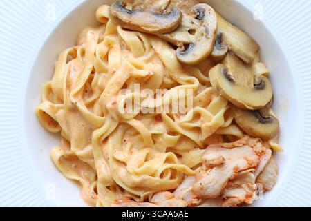 Champignons crémeux et poulet Méditerranée Tagliatelle Pasta Close up Banque D'Images