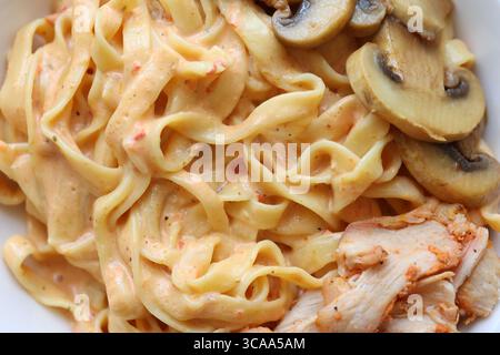 Champignons crémeux et poulet Méditerranée Tagliatelle Pasta Close up Banque D'Images