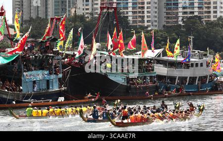 22 juin 2023, HONG KONG, CHINE : à Hong Kong, dans le port d'Aberdeen, les équipes locales de bateaux-dragons courent pour des trophées le jour de Duan Wu Jie ( Festival des bateaux-dragons ) 2023. Hong Kong a repris les courses de bateaux-dragons pour célébrer la fête traditionnelle après trois ans de suspension du COVID.June-22,2023Hong Kong.ZUMA/Liau Chung-Ren (crédit image : © Liau Chung-Ren/ZUMA Press Wire) Banque D'Images