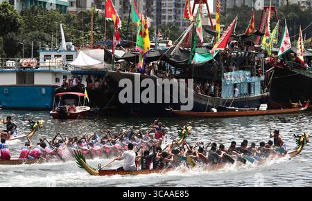 22 juin 2023, HONG KONG, CHINE : à Hong Kong, dans le port d'Aberdeen, les équipes locales de bateaux-dragons courent pour des trophées le jour de Duan Wu Jie ( Festival des bateaux-dragons ). Hong Kong a repris la course de bateaux-dragons sur Duan Wu Jie après trois ans de suspension du COVID.June-22,2023Hong Kong.ZUMA/Liau Chung-Ren (crédit image : © Liau Chung-Ren/ZUMA Press Wire) Banque D'Images