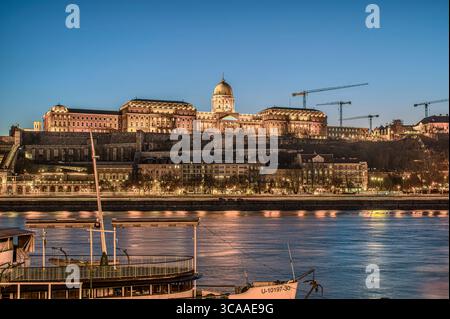 Château de Buda au-dessus du Danube bleu à l'heure du crépuscule, Budapest, Hongrie, mars, 2025 Banque D'Images
