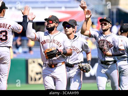 Pittsburgh, États-Unis. 06 août 2025. Les Giants de San Francisco célèbrent la victoire 4-2 contre les Pirates de Pittsburgh au PNC Park le mercredi 6 août 2025 à Pittsburgh. Photo par Archie Carpenter/UPI crédit : UPI/Alamy Live News Banque D'Images