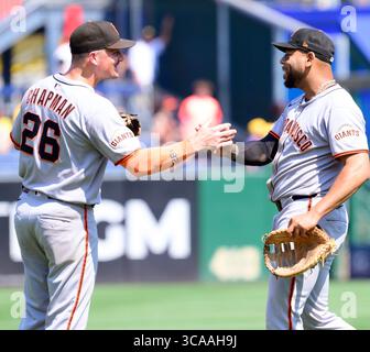 Pittsburgh, États-Unis. 06 août 2025. Matt Chapman (26), troisième base des Giants de San Francisco, célèbre la victoire 4-2 contre les Pirates de Pittsburgh au parc PNC le mercredi 6 août 2025 à Pittsburgh. Photo par Archie Carpenter/UPI crédit : UPI/Alamy Live News Banque D'Images