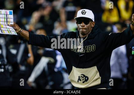 16 septembre 2023 : Deion Sanders, entraîneur-chef du Colorado, pousse la foule avant le match de football entre le Colorado et l'État du Colorado à Boulder, DANS LE Colorado. Derek Regensburger/CSM. (Crédit image : © Derek Regensburger/CSM via ZUMA Press Wire) Banque D'Images