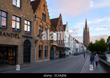 Bruges, Belgique – 12 septembre 2024 - balade en soirée le long du canal de Dijver Bruges Belgique. Les touristes flânent le long du canal de Dijver. Banque D'Images