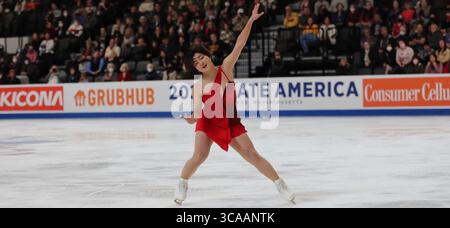23 octobre 2022, Norwood, Massachusetts, États-Unis : la patineuse artistique japonaise Kaori Sakamoto remporte la médaille d’or à la compétition internationale Skate America 2022 à Norwood, Massachusetts. (Crédit image : © Michael Richmond/ZUMA Press Wire) Banque D'Images
