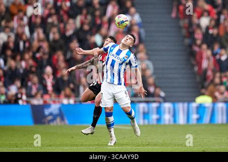 15 avril 2023, BILBAO, VIZCAYA, ESPAGNE : Ander Capa de l'Athletic Club concourt pour le ballon avec Ander Barrenetxea de la Real Sociedad lors du match la Liga Santander entre l'Athletic Club et la Real Sociedad à San Mames le 15 avril 2023, à Bilbao, Espagne. (Crédit image : © Ricardo Larreina/AFP7 via ZUMA Press Wire) Banque D'Images