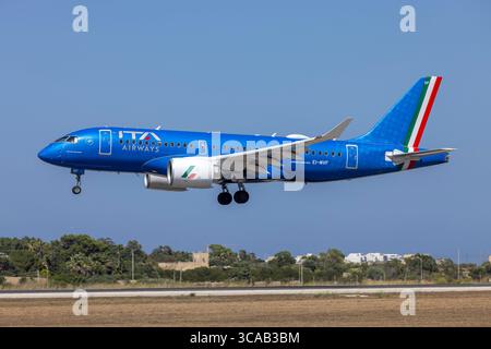 ITA Airways Airbus A220-100 (Reg. : EI-MVF) atterrissant sur la piste 31 dans l'après-midi. Banque D'Images