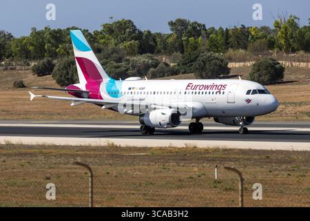 Eurowings Airbus A319-132 (REG : d-AGWF) atterrissant sur la piste 31 le matin. Banque D'Images