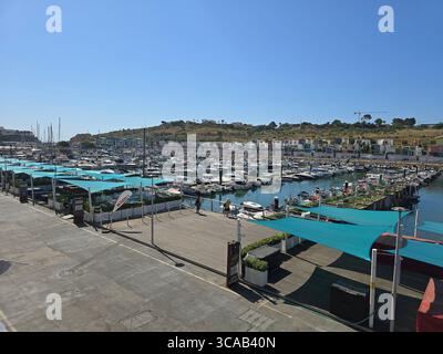 Albufeira Marina en Algarve, Portugal, avec des yachts et des voiliers amarrés par une journée ensoleillée. Banque D'Images