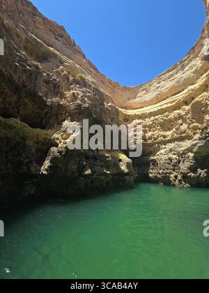 La grotte de Benagil en Algarve, au Portugal, célèbre pour son puits de lumière naturel et ses superbes formations calcaires, vue de l'intérieur en bateau sur l'océan Atlantique Banque D'Images