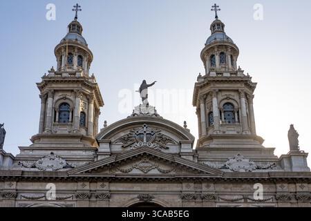 2 mars 2023, Santiago, région métropolitaine de Santiago, Chili : les clochers jumeaux et la statue de Marie sur la cathédrale métropolitaine de Santiago à Santiago, Chili. (Crédit image : © Jon G. Fuller / Vwpics/VW pics via ZUMA Press Wire) Banque D'Images