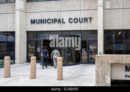 Kansas City, Missouri. Les gens marchent dans le bâtiment de la cour municipale dans le centre-ville de Kansas City Banque D'Images