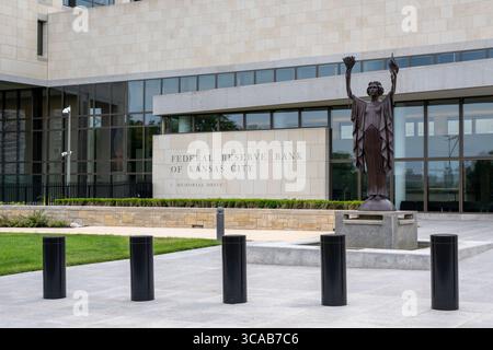 Kansas City, Missouri. La statue des esprits du commerce et de l'industrie se dresse devant l'entrée des bâtiments de la Federal Reserve Bank. Banque D'Images