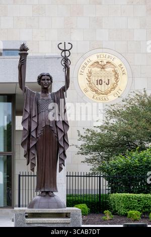 Kansas City, Missouri. La statue des esprits du commerce et de l'industrie se dresse devant le bâtiment de la Federal Reserve Bank avec le logo de la banque sur le buil Banque D'Images