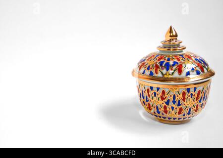 Tasse en porcelaine thaïlandaise vintage Benjarong avec bordure dorée et motifs floraux, isolée sur blanc avec espace de copie pour le design. Banque D'Images