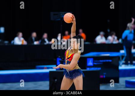 19 mai 2023, Gold Coast, Queensland, Australie : Kezia Ho, gymnase rythmique international senior de Nouvelle-Zélande, se produit avec un ballon lors des championnats australiens de gymnastique 2023. Jour 1 du championnat d'Australie de gymnastique 2023, Gold Coast, Australie. .Senior International Rhythmic Gymnastics session de la compétition. (Crédit image : © Alexander Bogatyrev/SOPA images via ZUMA Press Wire) Banque D'Images