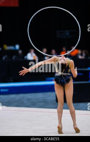 19 mai 2023, Gold Coast, Queensland, Australie : Asya Seker, gymnaste rythmique senior australienne de Nouvelle-Galles du Sud, roule le long de sa poitrine lors des championnats australiens de gymnastique 2023. Jour 1 du championnat d'Australie de gymnastique 2023, Gold Coast, Australie. .Senior International Rhythmic Gymnastics session de la compétition. (Crédit image : © Alexander Bogatyrev/SOPA images via ZUMA Press Wire) Banque D'Images