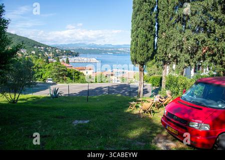 Camping à Icici avec vue à Opatija, Croatie Banque D'Images