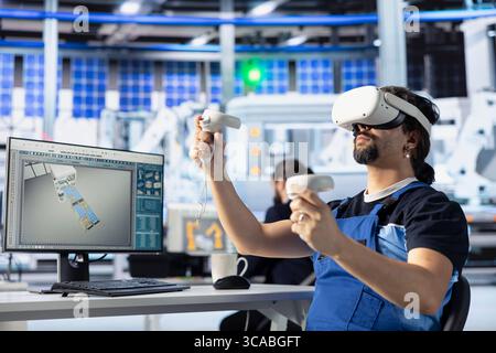 Technicien d'usine de panneaux solaires utilisant la technologie VR pour optimiser le flux de production. Employé de l'usine photovoltaïque utilisant l'équipement de réalité virtuelle pour visualiser et interagir avec les conceptions de panneaux solaires Banque D'Images