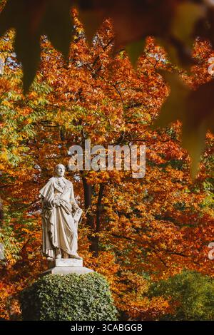 Madrid, Espagne. 13 novembre 2023 Statue de Mariano Lagasca y Segura sculptée par Ponciano Ponzano. Jardin botanique royal automnal. Saison d'automne Park Wit Banque D'Images