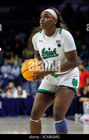 16 février 2023 : le gardien de notre Dame, le KK Bransford (14 ans), tire la balle lors d'un match de basket-ball féminin de la NCAA entre les Cardinals de Louisville et les Fighting Irish de notre Dame au Pavillon Purcell au Joyce Center à South Bend, Indiana. Notre Dame bat Louisville 78-76 en prolongation. John Mersits/CSM. (Crédit image : © John Mersits/CSM via ZUMA Press Wire) Banque D'Images