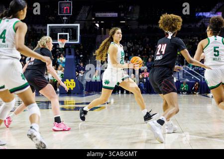 16 février 2023 : L'attaquante de notre Dame Maddy Westbeld (21 ans) passe le ballon lors d'un match de basket féminin de la NCAA entre les Cardinals de Louisville et les Fighting Irish de notre Dame au Pavillon Purcell au Joyce Center à South Bend, Indiana. Notre Dame bat Louisville 78-76 en prolongation. John Mersits/CSM. (Crédit image : © John Mersits/CSM via ZUMA Press Wire) Banque D'Images