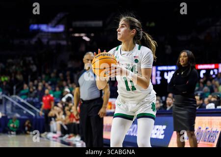 16 février 2023 : la garde de notre Dame, Sonia citron (11 ans), tire la balle lors d'un match de basket féminin de la NCAA entre les Cardinals de Louisville et les Fighting Irish de notre Dame au Pavillon Purcell au Joyce Center à South Bend, Indiana. Notre Dame bat Louisville 78-76 en prolongation. John Mersits/CSM. (Crédit image : © John Mersits/CSM via ZUMA Press Wire) Banque D'Images