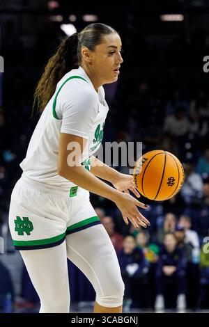 16 février 2023 : Kylee Watson (22 ans), attaquante de notre Dame, passe le ballon lors d'un match de basket féminin de la NCAA entre les Cardinals de Louisville et les Fighting Irish de notre Dame au Pavillon Purcell au Joyce Center à South Bend, Indiana. Notre Dame bat Louisville 78-76 en prolongation. John Mersits/CSM. (Crédit image : © John Mersits/CSM via ZUMA Press Wire) Banque D'Images