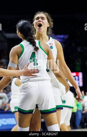 16 février 2023 : L'attaquante de notre Dame Maddy Westbeld (21 ans) et la garde de notre Dame Cassandre Prosper (4 ans) réagissent à Made basket lors d'un match de basket féminin de la NCAA entre les Cardinals de Louisville et les notre Dame Fighting Irish au Pavillon Purcell au Joyce Center à South Bend, Indiana. Notre Dame bat Louisville 78-76 en prolongation. John Mersits/CSM. (Crédit image : © John Mersits/CSM via ZUMA Press Wire) Banque D'Images