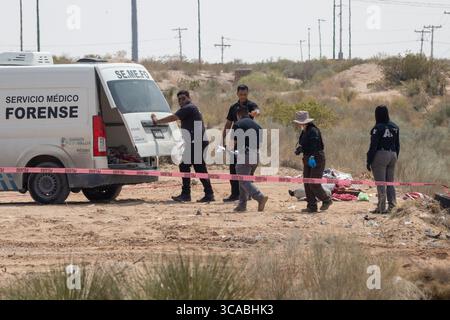 L'équipe médico-légale sonde la scène de crime dans le désert de Ciudad Juarez. Banque D'Images