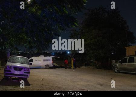 L'équipe médico-légale enquête sur une scène de crime à Ciudad Juarez la nuit. Banque D'Images