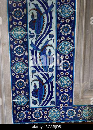 Istanbul - sep 24, 2024 - gros plan de tuiles iznik vibrantes présentant un motif floral captivant, représentant la céramique turque traditionnelle Ruste Banque D'Images