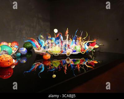 SEATTLE - APR 25, 2025 - œuvres d'art en verre ressemblant à un bateau rempli de plantes et de fleurs colorées, créant un affichage dynamique et artistique, reflétant Banque D'Images