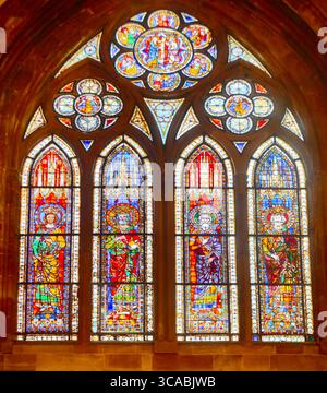 STRASBOURG, FRANCE - 27 MAI 2025 - des vitraux vibrants représentant des scènes bibliques projetant une lumière colorée à l'intérieur de la cathédrale médiévale de Strasbourg Banque D'Images