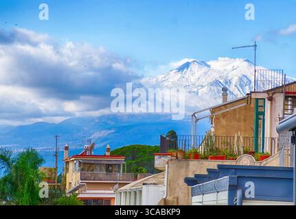 Mont Etna en arrière-plan vu des collines de Taormina, Sicile, Italie Banque D'Images