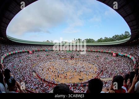 9 juillet 2023, Pampelune, Navarre, Espagne : une vue générale des arènes de Pampelune du Festival San Fermin à Pampelune, Espagne le 09 juillet 2023. La fiesta de taureaux a lieu chaque année du 06 au 14 juillet en commémoration du saint patron de la ville. Des visiteurs du monde entier assistent au festival. Beaucoup d'entre eux participent physiquement à l'événement phare - la course des taureaux, ou encierro - où ils tentent de surpasser les animaux le long d'un itinéraire à travers les rues étroites de la vieille ville de Pampelune. (Crédit image : © Ruben Albarran/ZUMA Press Wire) Banque D'Images