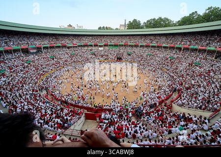 9 juillet 2023, Pampelune, Navarre, Espagne : une vue générale des arènes de Pampelune du Festival San Fermin à Pampelune, Espagne le 09 juillet 2023. La fiesta de taureaux a lieu chaque année du 06 au 14 juillet en commémoration du saint patron de la ville. Des visiteurs du monde entier assistent au festival. Beaucoup d'entre eux participent physiquement à l'événement phare - la course des taureaux, ou encierro - où ils tentent de surpasser les animaux le long d'un itinéraire à travers les rues étroites de la vieille ville de Pampelune. (Crédit image : © Ruben Albarran/ZUMA Press Wire) Banque D'Images