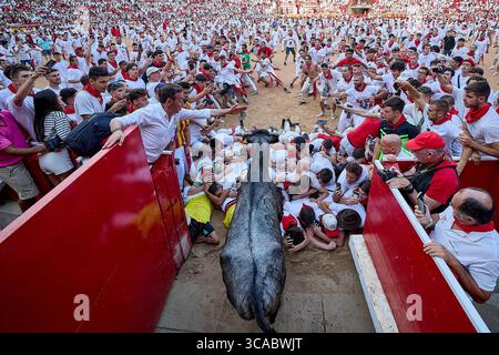 9 juillet 2023, Pampelune, Navarre, Espagne : une vue générale des arènes de Pampelune du Festival San Fermin à Pampelune, Espagne le 09 juillet 2023. La fiesta de taureaux a lieu chaque année du 06 au 14 juillet en commémoration du saint patron de la ville. Des visiteurs du monde entier assistent au festival. Beaucoup d'entre eux participent physiquement à l'événement phare - la course des taureaux, ou encierro - où ils tentent de surpasser les animaux le long d'un itinéraire à travers les rues étroites de la vieille ville de Pampelune. (Crédit image : © Ruben Albarran/ZUMA Press Wire) Banque D'Images