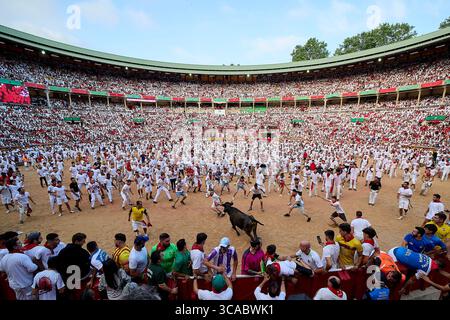 9 juillet 2023, Pampelune, Navarre, Espagne : une vue générale des arènes de Pampelune du Festival San Fermin à Pampelune, Espagne le 09 juillet 2023. La fiesta de taureaux a lieu chaque année du 06 au 14 juillet en commémoration du saint patron de la ville. Des visiteurs du monde entier assistent au festival. Beaucoup d'entre eux participent physiquement à l'événement phare - la course des taureaux, ou encierro - où ils tentent de surpasser les animaux le long d'un itinéraire à travers les rues étroites de la vieille ville de Pampelune. (Crédit image : © Ruben Albarran/ZUMA Press Wire) Banque D'Images