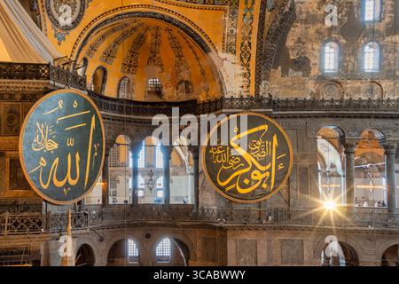 Intérieur de Sainte-Sophie avec médaillons de calligraphie islamique – Istanbul, Turquie Banque D'Images